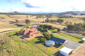 Country Paradise Estate, Hall